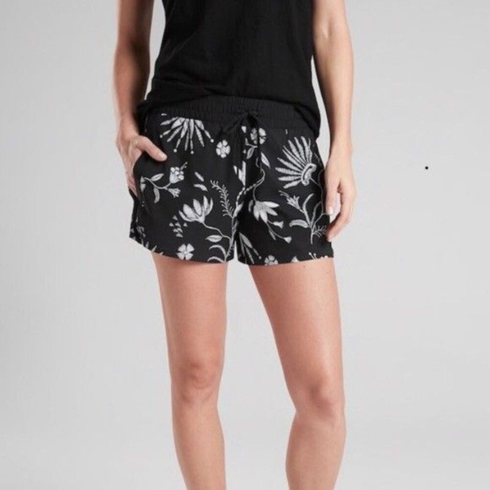 ATHLETA Baja Shorts Floral Womens 4 Black/white Pockets, #291775 EUC